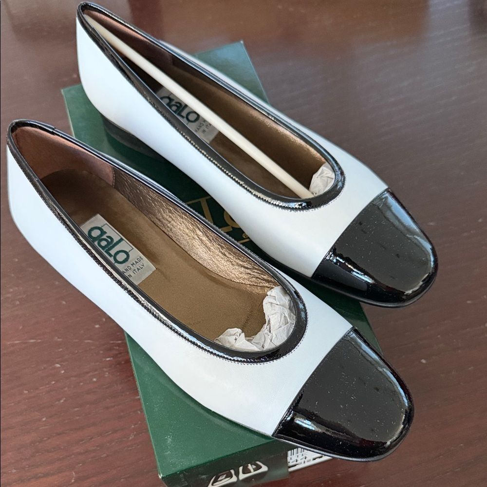 ALO Yoga Women's Black and White Flats